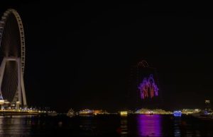 Дрон атракција за креирање светлосни ефекти во Дубаи која го привлекува вниманието на туристите