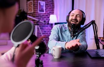 Кина воведува строги правила за инфлуенсери што зборуваат за медицина, пари и образование