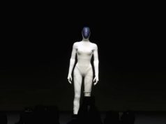 Кина создаде хуманоиден робот со толку природни движења што мораа да го исечат за да докажат дека не е човек