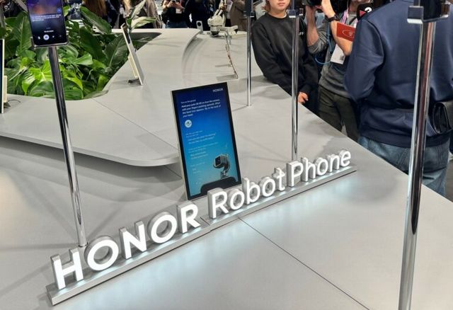 Honor го претстави Robot Phone на MWC 2026 — телефон со уникатна робо‑камера