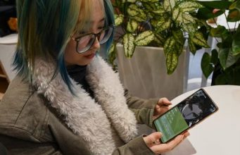 Тренд во Кина: Млади жени се заљубуваат во AI „момчиња“ – виртуелните врски стануваат замена за реалните