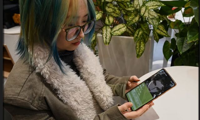 Тренд во Кина: Млади жени се заљубуваат во AI „момчиња“ – виртуелните врски стануваат замена за реалните